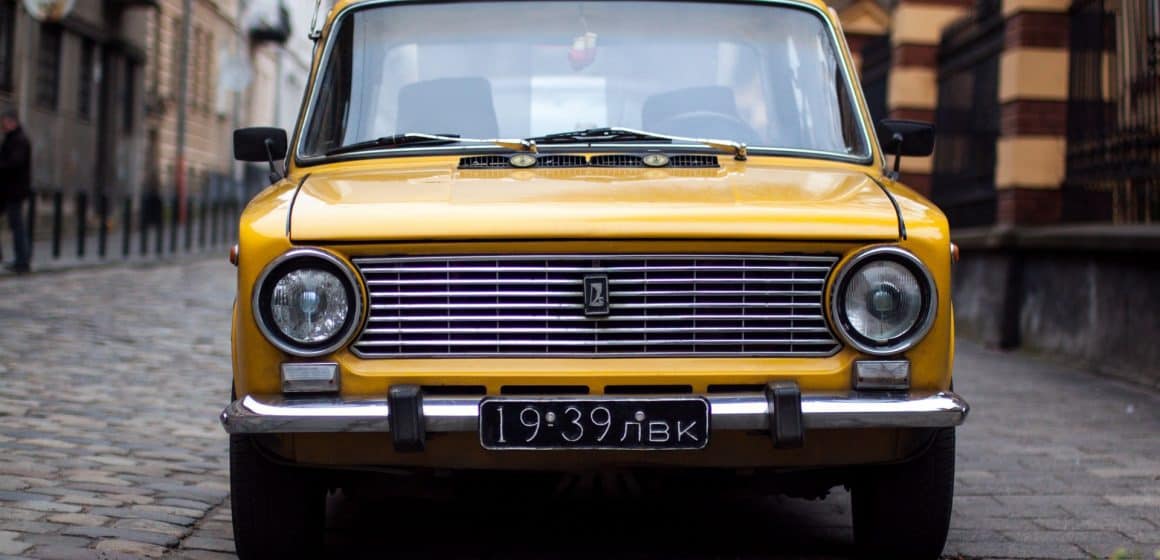 Polacy jeżdżą najstarszymi autami w Europie – kochamy klasyki?