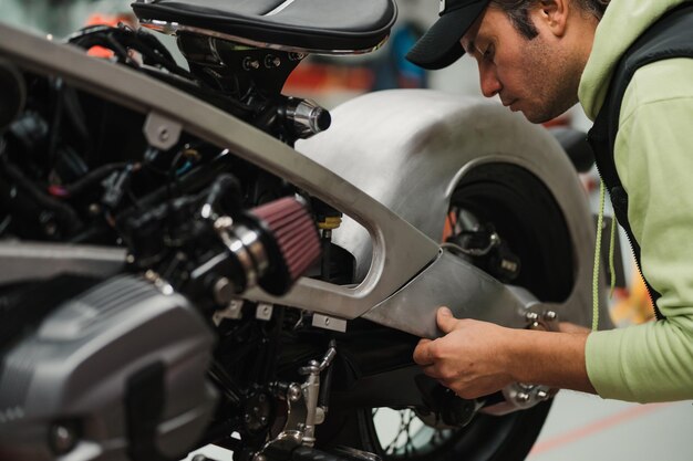 Jak prawidłowo dobrać i zamontować manetki do kontroli przepustnicy na motocyklu?